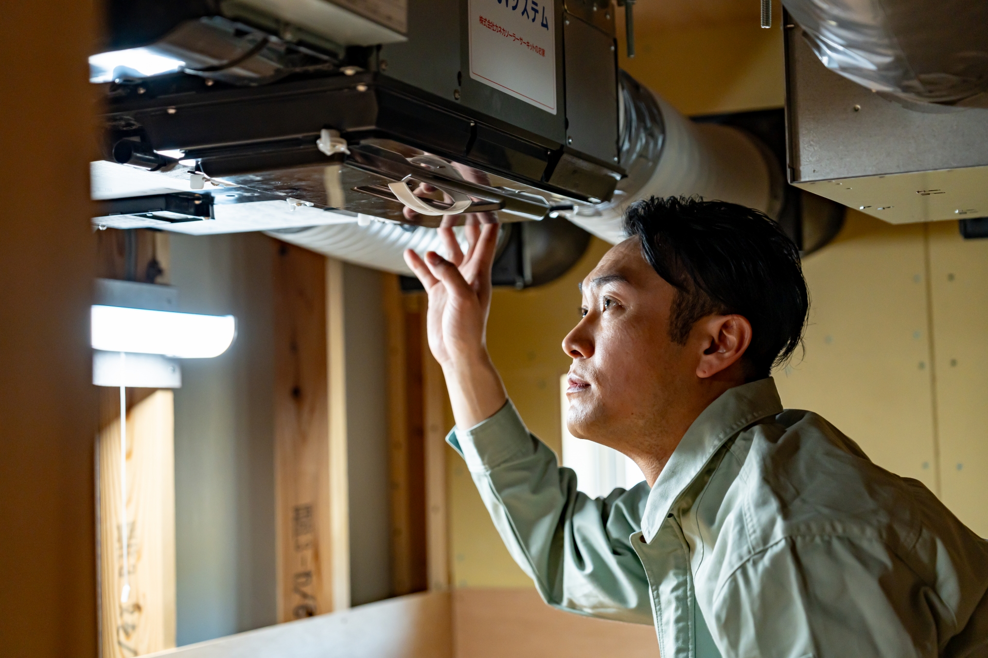 空調機を点検している様子